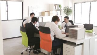 ADN-526 [中文字幕] 末広純 - 恥辱的忍住尿意通勤 被關在電梯我忍不住漏了的末廣被發現沒穿內褲來面試，沉醉在無法和上司及任何人說的性癖之中的事。