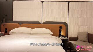 杏吧曹长卿10_花3000约了个气质御姐，黑色高跟凉鞋很带感，妹子头发盘起来一股名媛风，两次拔套，双机位视角清晰展示拔套内射全过程