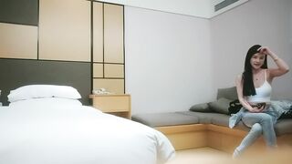 【利哥探花】吊带小背心顶级小骚货，170CM黑丝大长腿，扭动屁股磨屌，特写深喉插嘴，穿着高跟鞋骑乘