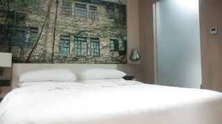 【利哥探花】深夜激情168CM美乳兼职妹，摸臀扣穴调情很享受，镜头前深喉口交，主动骑乘抽插打桩机猛操