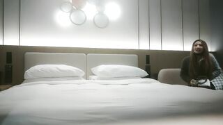 【利哥探花】深夜苗条外围妹，超近距离视角拍摄，揉穴舔逼调情，正入抽插打桩，美臀骑乘