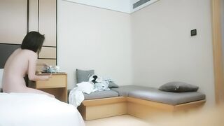 【利哥探花】花色长裙白皙少妇，脱掉衣服坐身上互摸调情，翘起屁股深喉口交，穿着高跟鞋抬腿抽插猛操