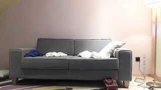 【小宝寻花】极品性感高颜值大奶妹子，穿着高跟鞋沙发上操上位骑乘大力猛操