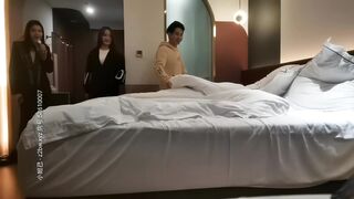 【文轩探花】约来两个少妇两男两女4P激情啪啪，性感开档黑丝翘起屁股口交上位骑坐猛操