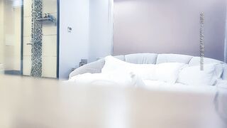 【赵总寻花】十分开朗健谈的超短裙黑丝短袜美女，穿衣显瘦脱衣有肉，在床上叫声极骚最后颜射结尾