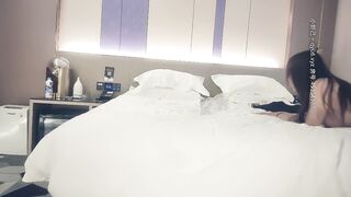 【赵总寻花】外表清纯的牛仔裤大长腿美女，给完钱立刻化身黑丝骚货，激情输出干完就走