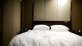 【赵总寻花】涉世未深的极品JK校花，被掰开逼近距离特写，吹硬后压在苗条的身体上疯狂输出