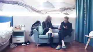 【黄先生探花】气质少妇穿上情趣球衣跪地口交，主动趴镜头前后入，一对奶子晃晕观众