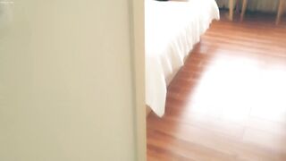 【Weagogo】最新国产超强福利 极品白虎制服学妹『徐爱丽』玩手机 脱掉内内多姿势一顿操 内射中出流精