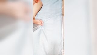 【姐妹群交-上篇】小哥哥霸气十足大屌狠狠无套爆操两个白虎穴，超多角度打桩撸射在肚皮上