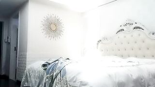本人比照片还漂亮，自带情趣装甜美小姐姐，老哥抱着一顿摸，换学生制服，吸吮大屌，蜜桃美臀主动骑乘爆插