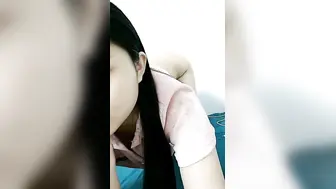 甜甜的小骚妹快开学了挣点生活费【上篇】全程露脸大秀直播很有料，揉捏圆润的奶子自己舔，骚逼特写展示很是粉嫩