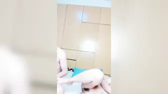 美乳学妹露脸看着清纯没想到这么骚，激情3P伺候两个小哥哥，轮着口交大鸡巴让小哥各种体位蹂躏爆草吃奶舔逼