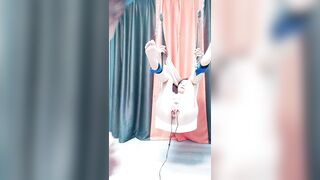 人妻的诱惑【上篇】全程露脸先自慰再玩SM，逼毛整的好有型，吊起来电击逼逼和奶子爽的直颤抖，风油精刺激高潮