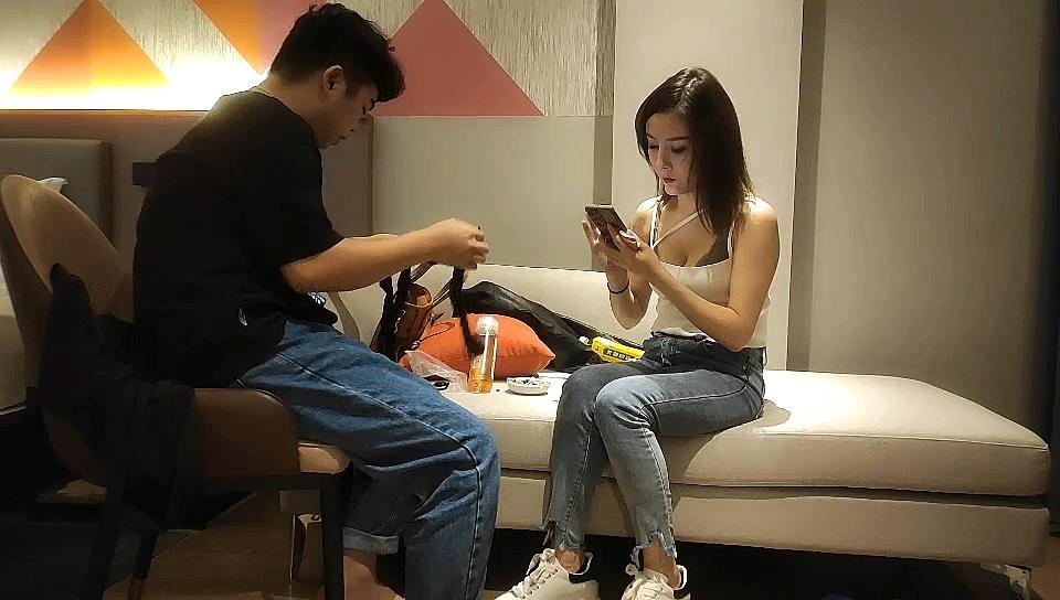 【加钱哥加钱哥】精品小少妇，黑丝白臀，玲珑有致小骚货，直播间人气爆棚，千娇百媚共度春宵