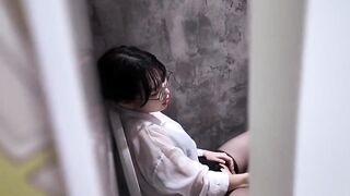 黑丝美女OL，在公司偷偷自慰被上司发现，上司干到喷水 调教凌辱