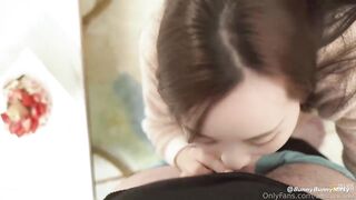 情人节穿蝴蝶结丝袜勾引男友，送完礼物就操逼米菲兔