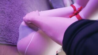 【悠米】《神圣修女被绑记》3 修女身着白色全包丝袜和12cm的高跟吊着罚站，还要被迫看着镜子里被玩弄的自己