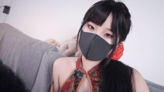 【悠米】《欠债人妻》上篇_妩媚人妻欠债只能用肉体偿还，还被一杯水直接泼到胸里，被迫签下卖身契抵债，被Av棒+蛋蛋不停玩弄羔潮三