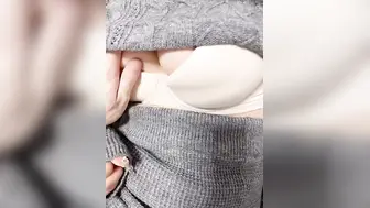 表姐一直拒绝，结果还是被我按在床上暴操内射！表姐喊的好爽超大声！