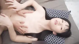 调教贫乳瘦瘦的妹子，按住头口交深喉