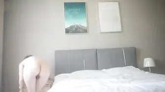 公狗腰抽插苗条嫩妹 在猛烈撞击下，她发出哀哀的叫声
