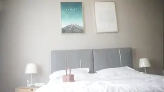 公狗腰抽插苗条嫩妹 在猛烈撞击下，她发出哀哀的叫声
