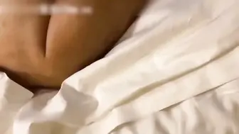 不喜欢戴套的北漂姐姐，玩起3p的样子异常的骚，像是饥渴了很久一样