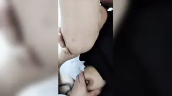 带着我的朋友一起和我的小姨玩，小姨直呼太爽了 小姨的身体敏感多汁，被我们轮番挑逗，她淫语不断