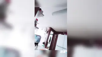 【n号房】超级大胆的小母狗在自己父母的卧室门口自慰不知道她爸突然开门会怎么样
