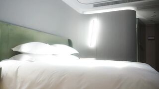 178长腿车模，疫情缺钱下海兼职，温柔妩媚真女神，后入啪啪乳浪翻滚，精彩佳作