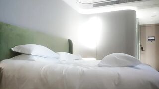 178长腿车模，疫情缺钱下海兼职，温柔妩媚真女神，后入啪啪乳浪翻滚，精彩佳作