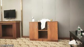 3000约极品外围，23岁，170cm，极品美胸，撩人水平一流，前凸后翘，绝美尤物值得一干