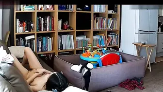 韩国居家自拍！年轻夫妻沙发上打炮，大奶美娇妻伸开修长双腿让老公插入