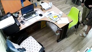 公司摄像头破解偸拍下班后经理与碎花连衣裙文员用电脑看黄片一起研究性爱动作在办公桌前打一炮！